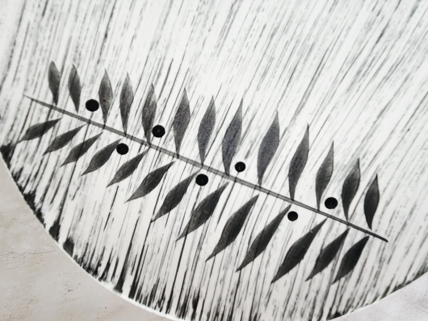 Französischer Teller aus matt glasierter Keramik mit schwarzem Olivenblatt von Salins Toledo, 1960er, 17