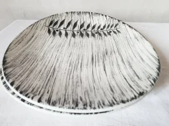 Französischer Teller aus matt glasierter Keramik mit schwarzem Olivenblatt von Salins Toledo, 1960er, 17