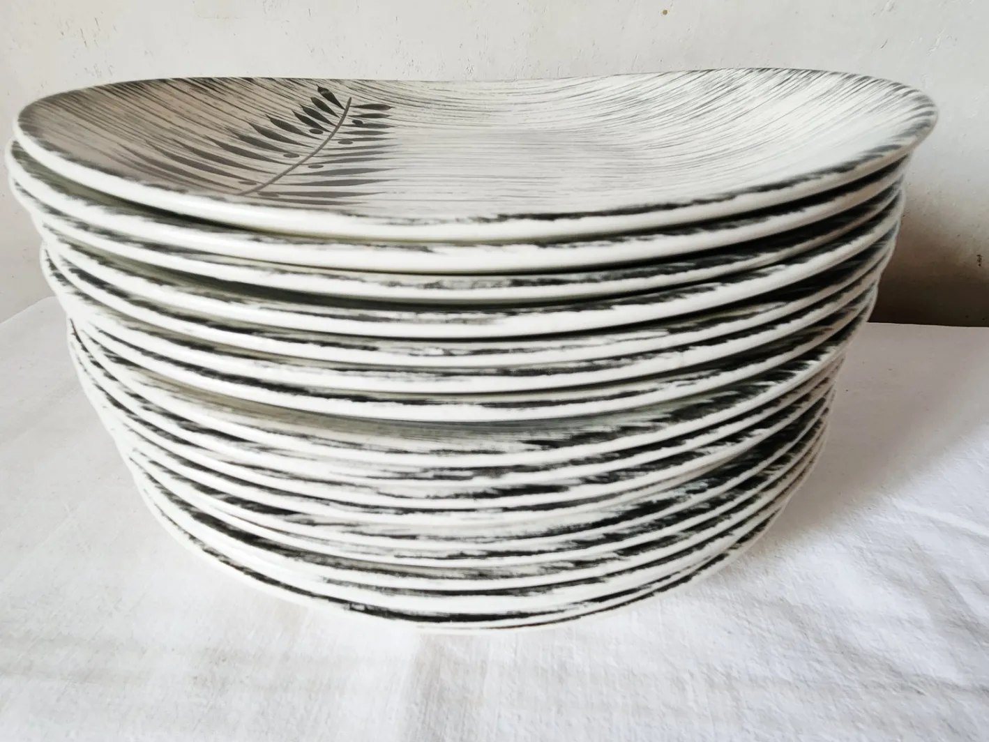 Französischer Teller aus matt glasierter Keramik mit schwarzem Olivenblatt von Salins Toledo, 1960er, 17