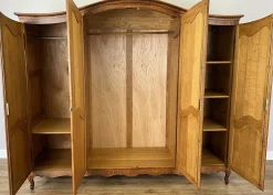 Französischer Vintage Louis XVI Armoire aus geschnitzter Eiche mit 4 Türen