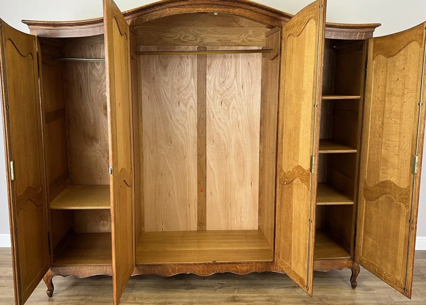 Französischer Vintage Louis XVI Armoire aus geschnitzter Eiche mit 4 Türen