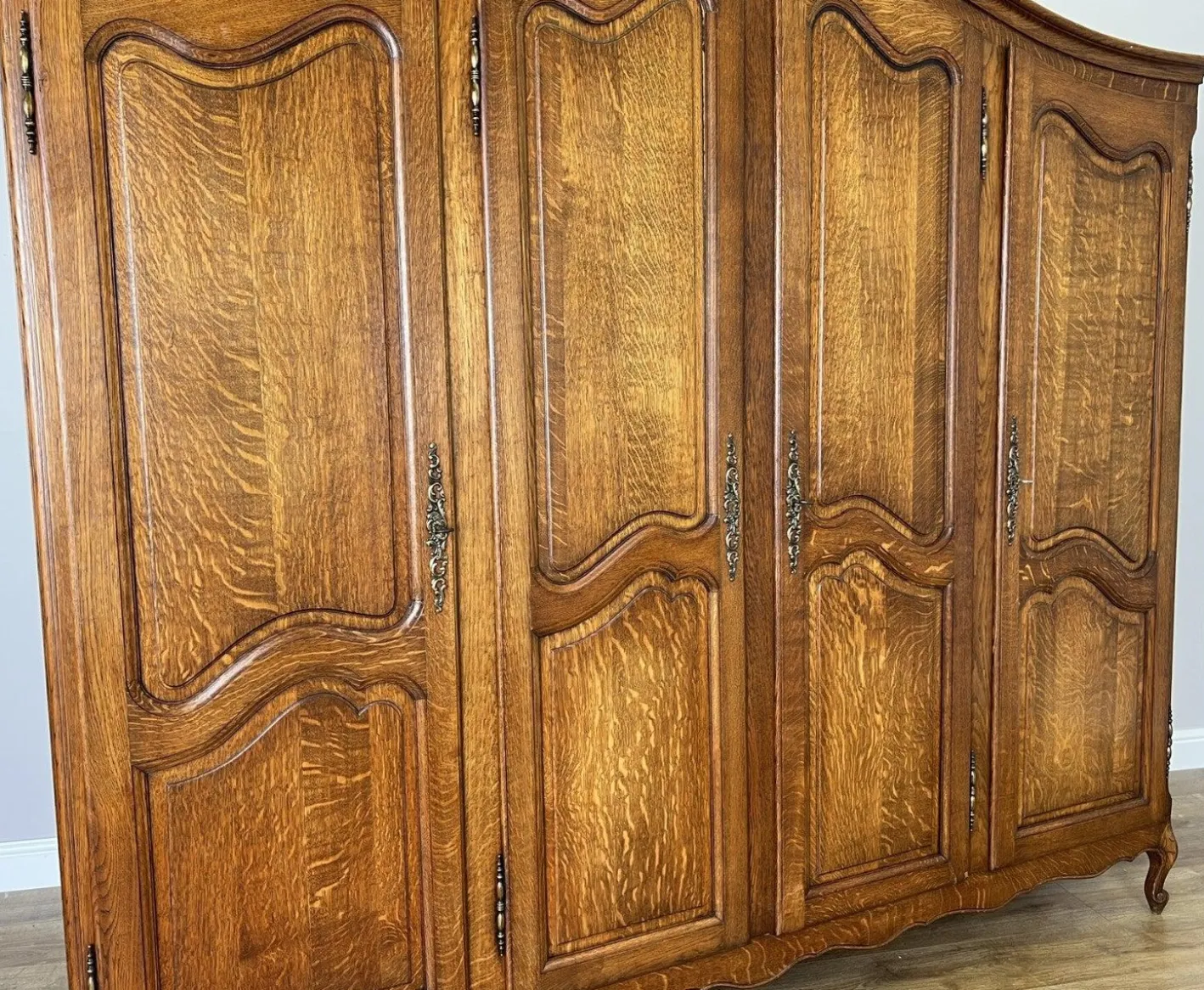 Französischer Vintage Louis XVI Armoire aus geschnitzter Eiche mit 4 Türen