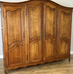 Französischer Vintage Louis XVI Armoire aus geschnitzter Eiche mit 4 Türen