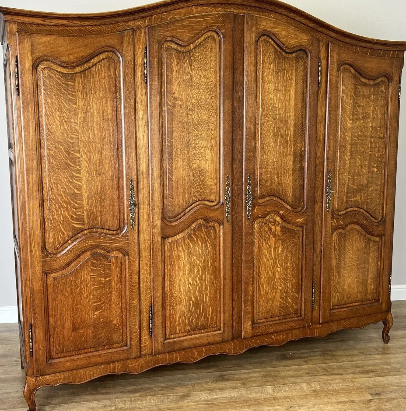 Französischer Vintage Louis XVI Armoire aus geschnitzter Eiche mit 4 Türen
