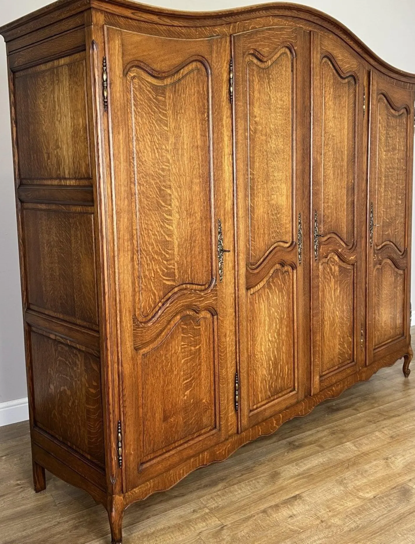 Französischer Vintage Louis XVI Armoire aus geschnitzter Eiche mit 4 Türen