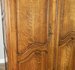 Französischer Vintage Louis XVI Armoire aus geschnitzter Eiche mit 4 Türen