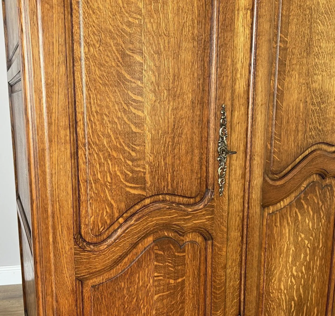 Französischer Vintage Louis XVI Armoire aus geschnitzter Eiche mit 4 Türen