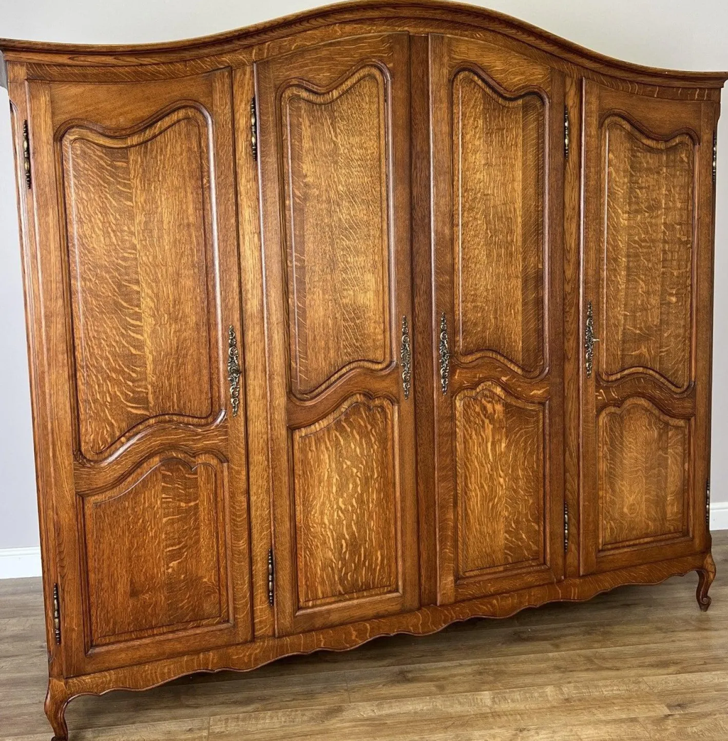 Französischer Vintage Louis XVI Armoire aus geschnitzter Eiche mit 4 Türen