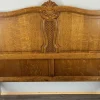 Französischer Vintage Louis XVI Bettrahmen aus Eiche mit geschnitztem Kopfteil