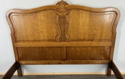 Französischer Vintage Louis XVI Bettrahmen aus Eiche mit geschnitztem Kopfteil