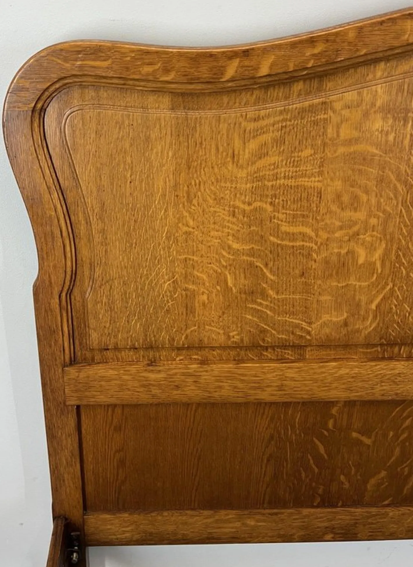 Französischer Vintage Louis XVI Bettrahmen aus Eiche mit geschnitztem Kopfteil