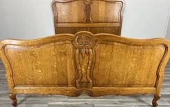 Französischer Vintage Louis XVI Bettrahmen aus Eiche mit geschnitztem Kopfteil