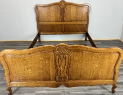 Französischer Vintage Louis XVI Bettrahmen aus Eiche mit geschnitztem Kopfteil