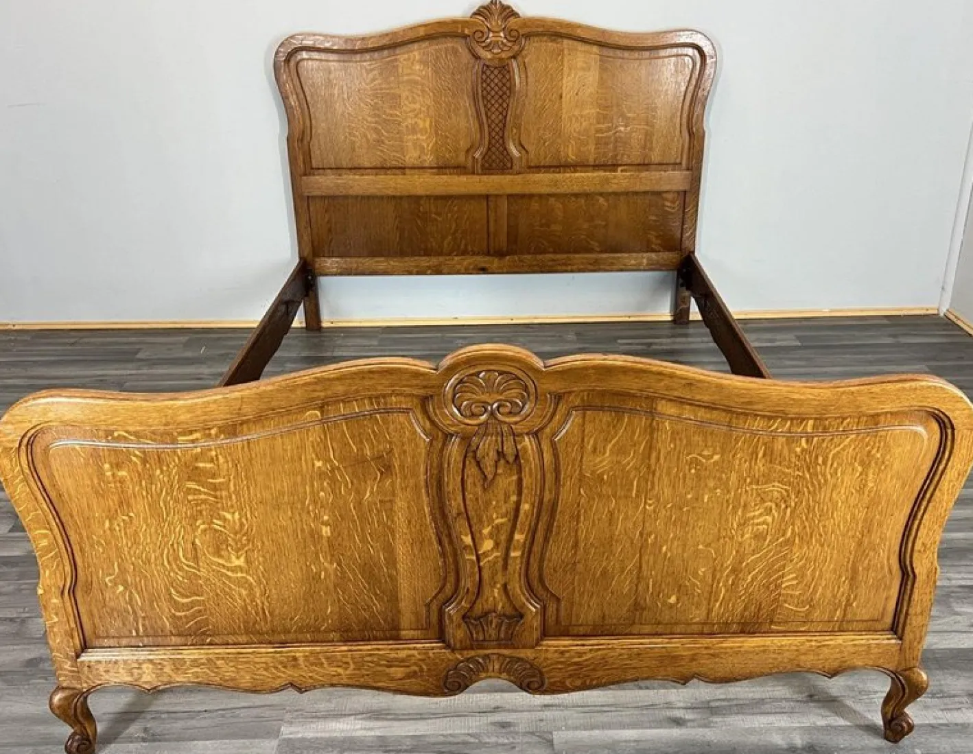 Französischer Vintage Louis XVI Bettrahmen aus Eiche mit geschnitztem Kopfteil