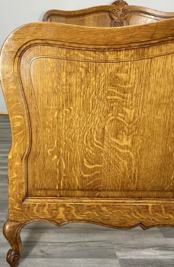 Französischer Vintage Louis XVI Bettrahmen aus Eiche mit geschnitztem Kopfteil