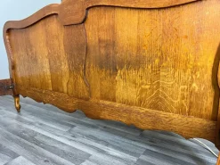 Französischer Vintage Louis XVI Bettrahmen aus Eiche mit geschnitztem Kopfteil