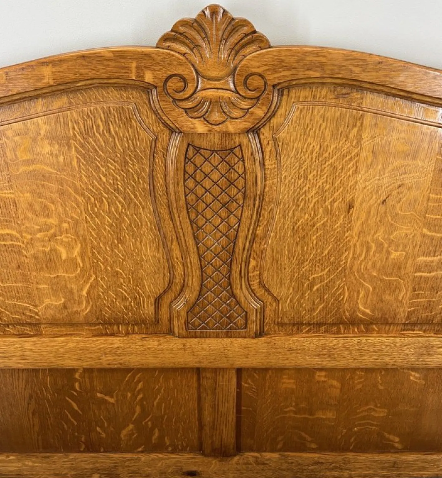 Französischer Vintage Louis XVI Bettrahmen aus Eiche mit geschnitztem Kopfteil