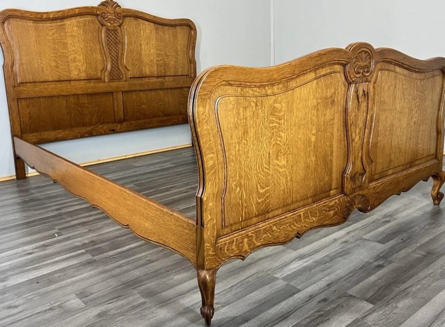 Französischer Vintage Louis XVI Bettrahmen aus Eiche mit geschnitztem Kopfteil