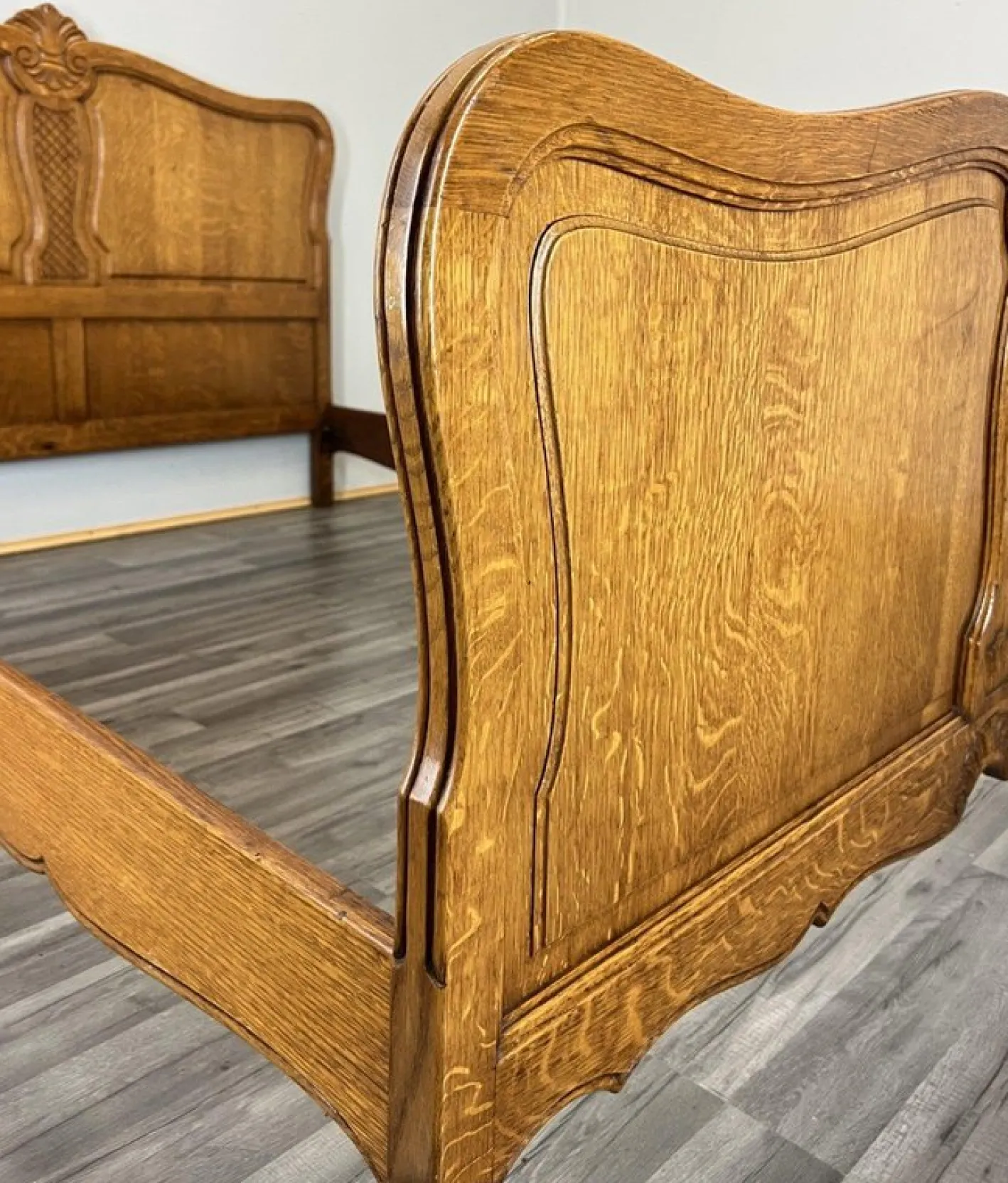 Französischer Vintage Louis XVI Bettrahmen aus Eiche mit geschnitztem Kopfteil