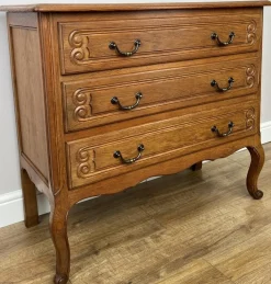 Französische Vintage Louis Kommode mit 3 Schubladen aus Eiche