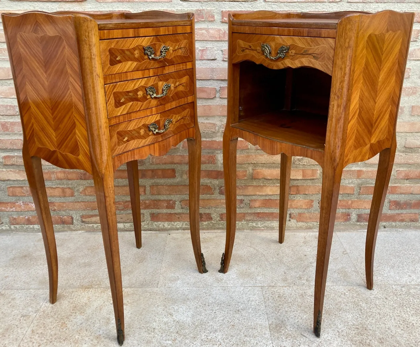 Französische Vintage Nachttische mit Intarsien und Bronze, 1920, 2er Set
