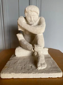 Frau hockend Skulptur, 1970er, Beton