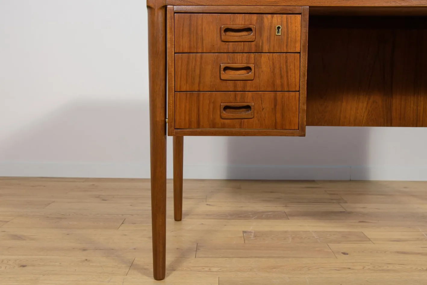 Freistehender Mid-Century Schreibtisch aus Teak, Dänemark, 1960er