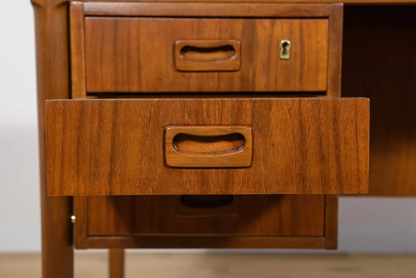 Freistehender Mid-Century Schreibtisch aus Teak, Dänemark, 1960er