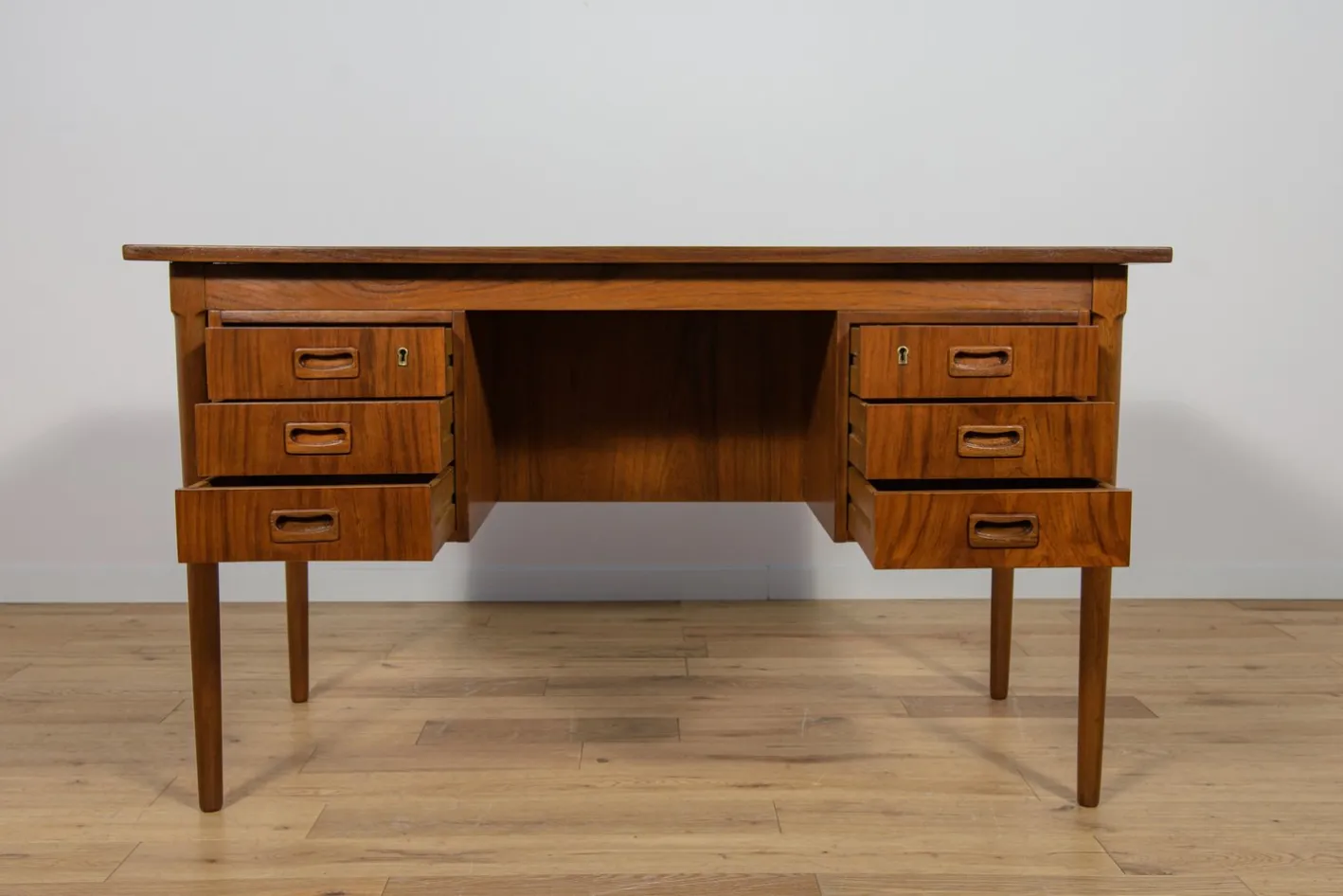 Freistehender Mid-Century Schreibtisch aus Teak, Dänemark, 1960er