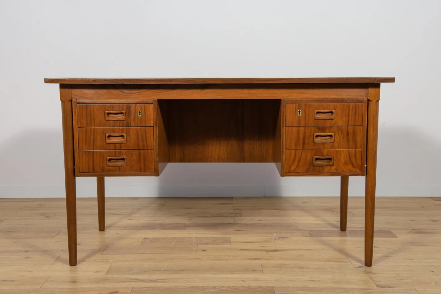 Freistehender Mid-Century Schreibtisch aus Teak, Dänemark, 1960er