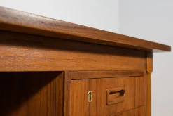 Freistehender Mid-Century Schreibtisch aus Teak, Dänemark, 1960er
