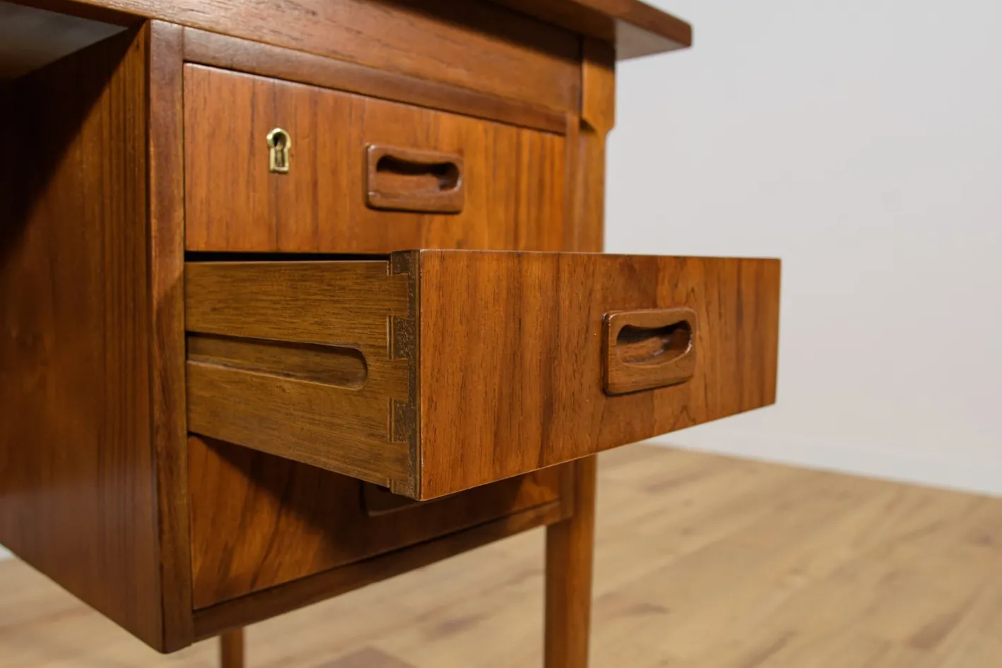 Freistehender Mid-Century Schreibtisch aus Teak, Dänemark, 1960er