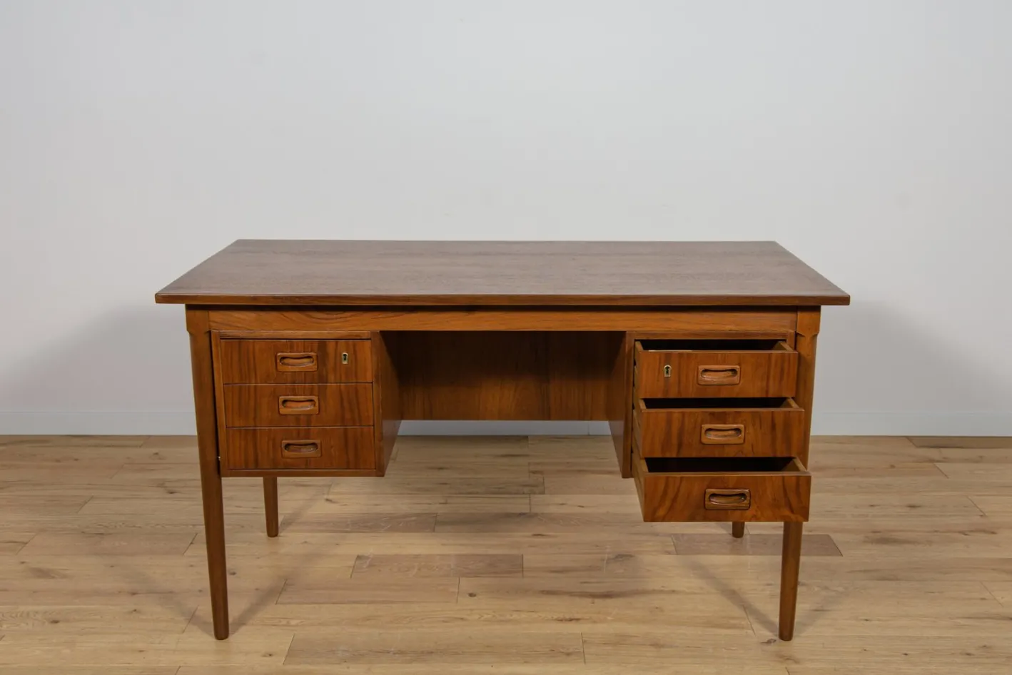 Freistehender Mid-Century Schreibtisch aus Teak, Dänemark, 1960er