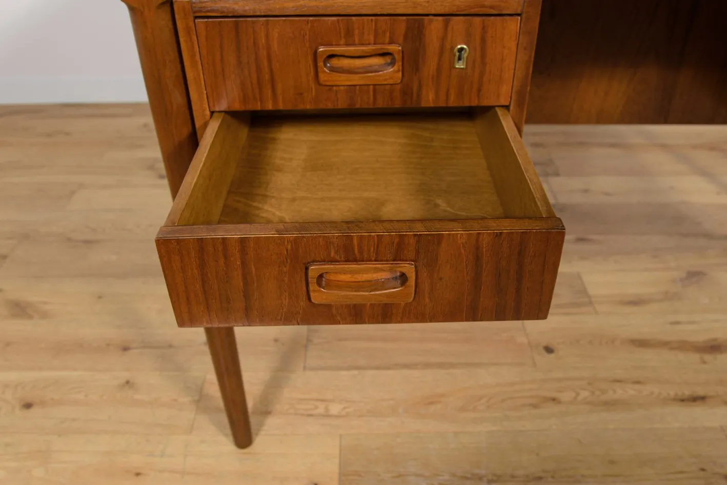 Freistehender Mid-Century Schreibtisch aus Teak, Dänemark, 1960er