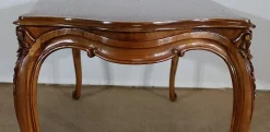 Frühes 20. Jh. Wohnzimmertisch aus massivem Nussholz im Stil von Louis XV