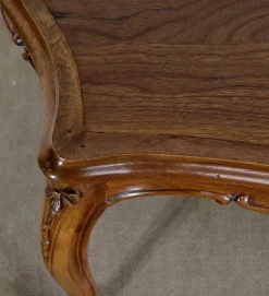 Frühes 20. Jh. Wohnzimmertisch aus massivem Nussholz im Stil von Louis XV