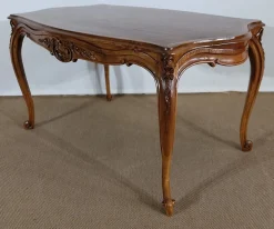 Frühes 20. Jh. Wohnzimmertisch aus massivem Nussholz im Stil von Louis XV