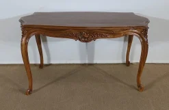 Frühes 20. Jh. Wohnzimmertisch aus massivem Nussholz im Stil von Louis XV