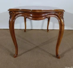 Frühes 20. Jh. Wohnzimmertisch aus massivem Nussholz im Stil von Louis XV