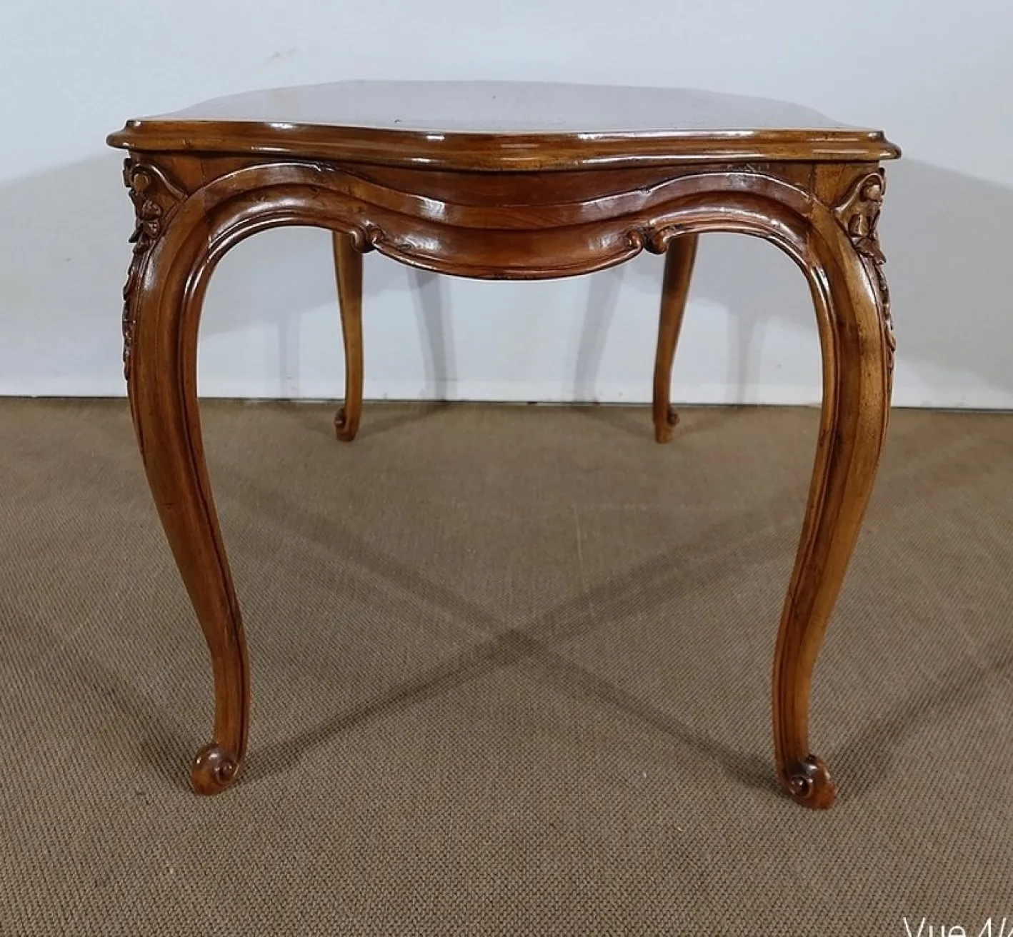 Frühes 20. Jh. Wohnzimmertisch aus massivem Nussholz im Stil von Louis XV