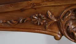 Frühes 20. Jh. Wohnzimmertisch aus massivem Nussholz im Stil von Louis XV