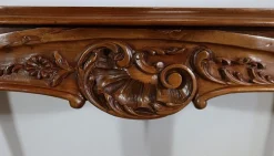 Frühes 20. Jh. Wohnzimmertisch aus massivem Nussholz im Stil von Louis XV