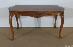 Frühes 20. Jh. Wohnzimmertisch aus massivem Nussholz im Stil von Louis XV