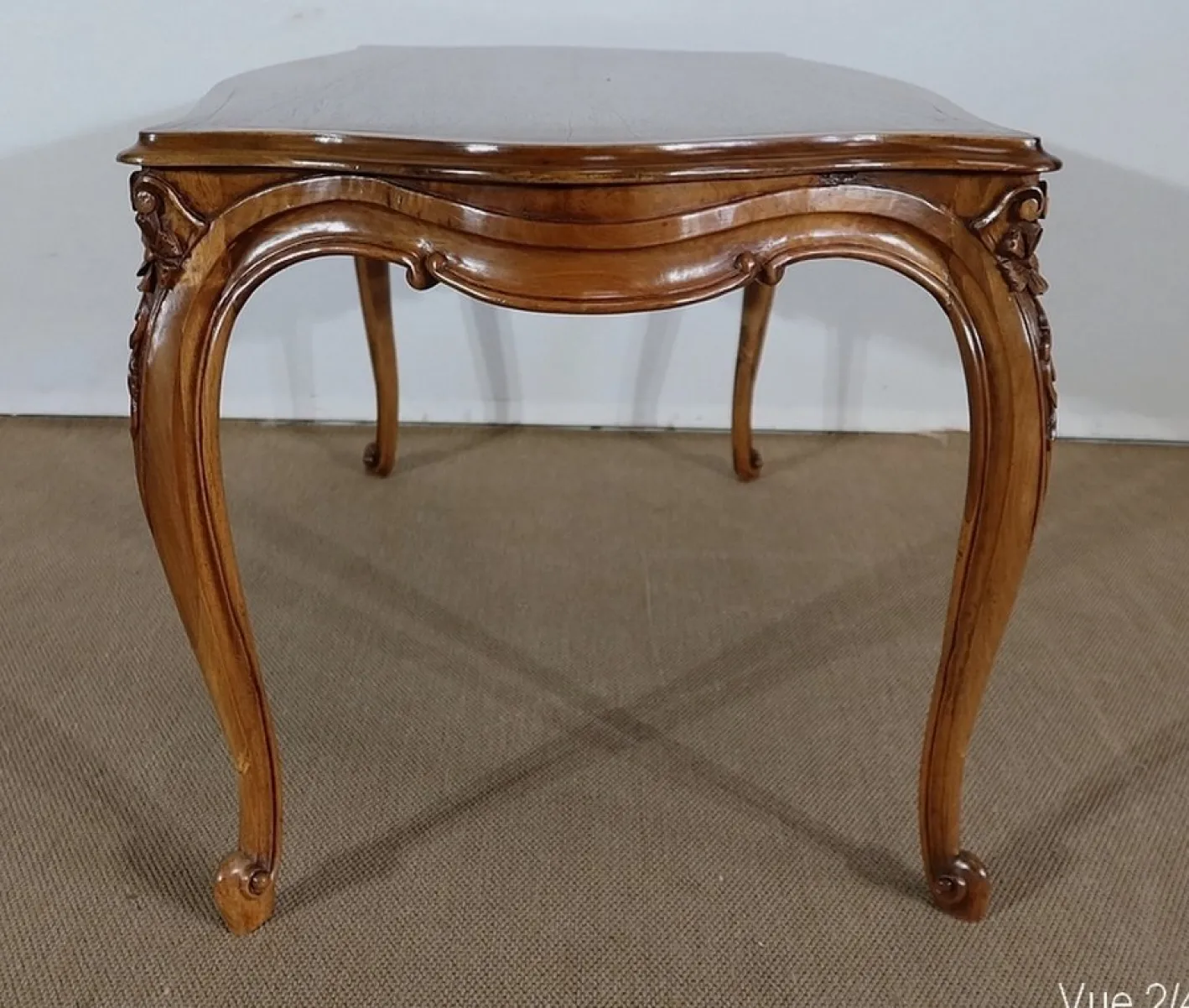 Frühes 20. Jh. Wohnzimmertisch aus massivem Nussholz im Stil von Louis XV