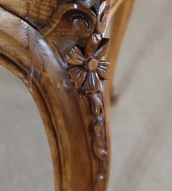 Frühes 20. Jh. Wohnzimmertisch aus massivem Nussholz im Stil von Louis XV