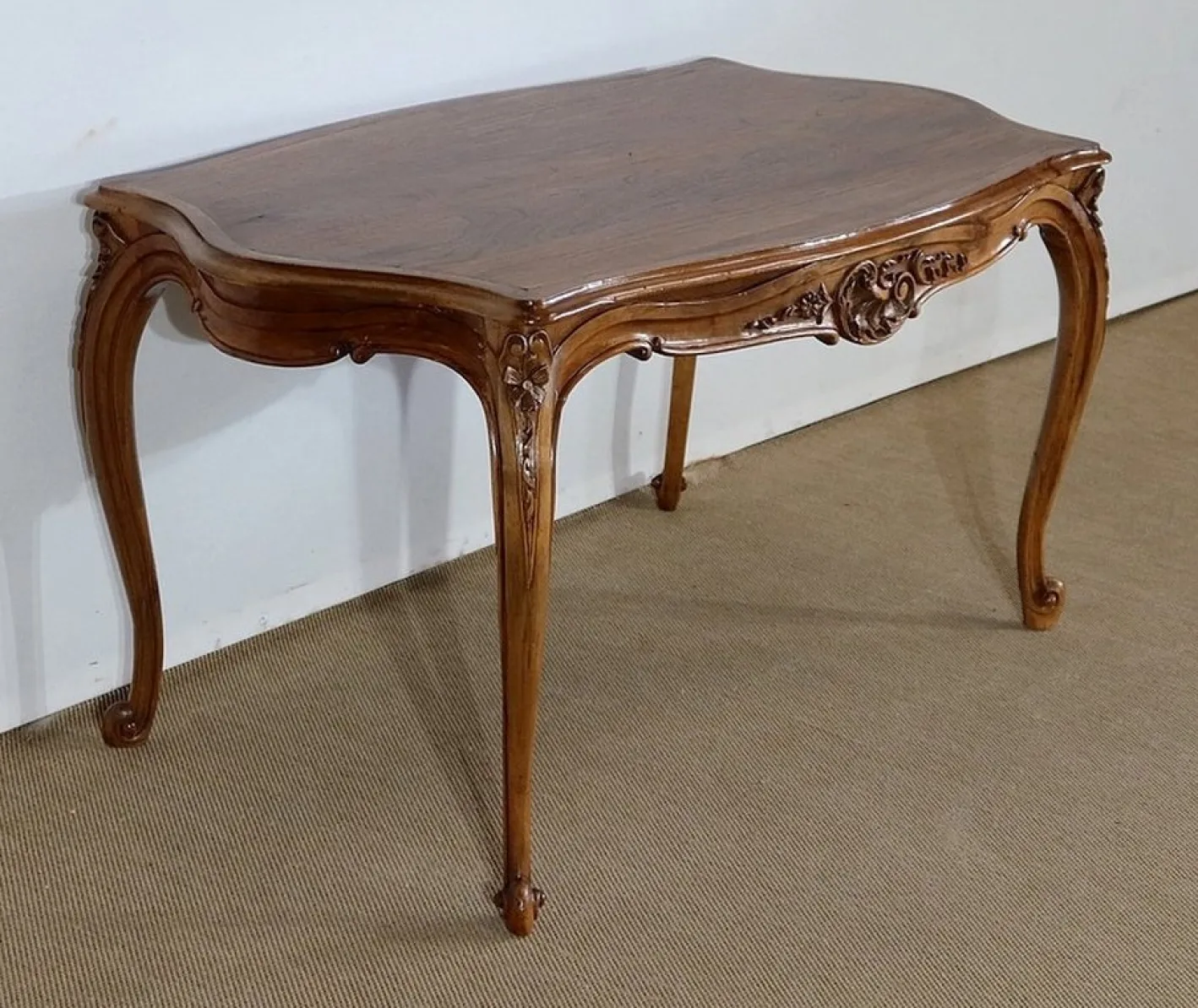Frühes 20. Jh. Wohnzimmertisch aus massivem Nussholz im Stil von Louis XV