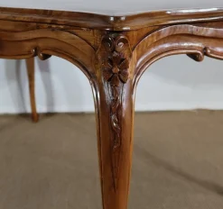Frühes 20. Jh. Wohnzimmertisch aus massivem Nussholz im Stil von Louis XV
