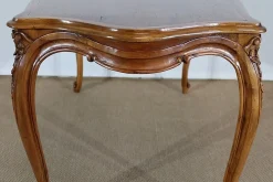 Frühes 20. Jh. Wohnzimmertisch aus massivem Nussholz im Stil von Louis XV