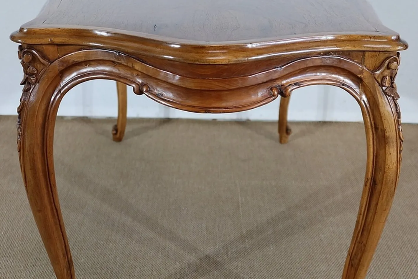 Frühes 20. Jh. Wohnzimmertisch aus massivem Nussholz im Stil von Louis XV