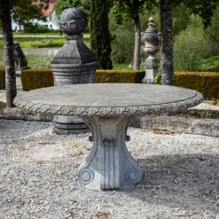 Gartentisch aus Naturstein